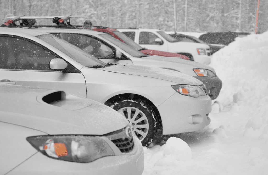 자동차에-쌓인-눈